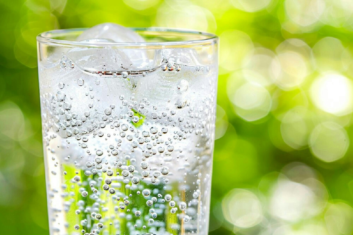 Bere acqua frizzante è davvero rischioso per lo stomaco, le ossa o i denti? Ecco cosa sapere
