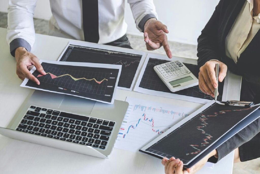 Ecco 7 abitudini che cambiano il modo in cui prendi decisioni sui tuoi soldi, dalla casa ai sogni