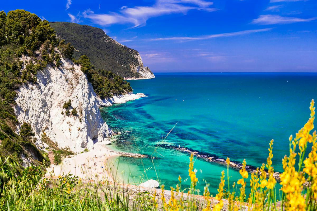 A pochi chilometri dal mare c’è un borgo marchigiano: la vera meraviglia è sottoterra