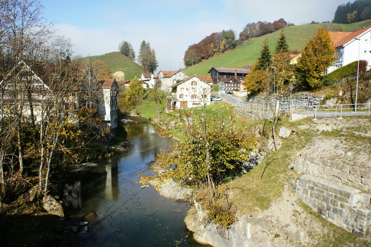 Tra le vette svizzere c’è un borgo autentico dove Capodanno si festeggia due volte